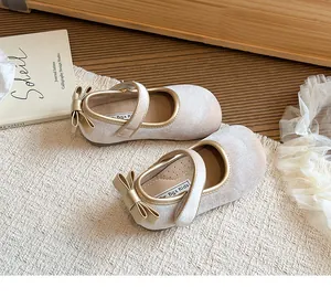 Dettaglio di eleganti scarpe da principessa glitter champagne per bambine.