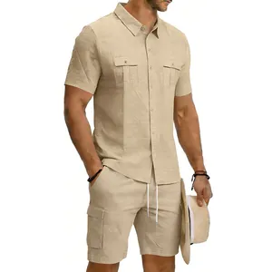 Completo casual da uomo in lino con camicia cargo a maniche corte e pantaloncini.