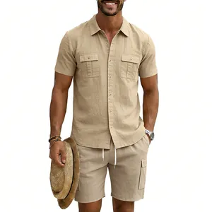 Dettaglio del set coordinato uomo con camicia cargo e pantaloncini in lino cachi