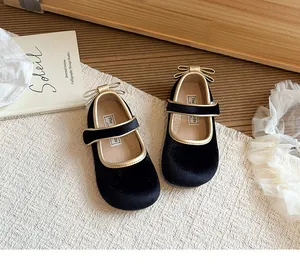 Scarpe Mary Jane in velluto nero per bambine con bordi dorati e fiocco decorativo