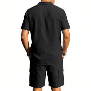 Vista posteriore del completo casual nero in lino con camicia e pantaloncini cargo.