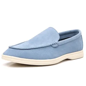 Retro heren loafers in lichtblauw met zachte suède-achtige textuur en witte platte zool