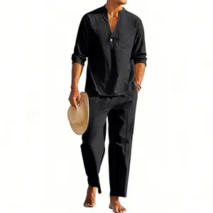 Nahaufnahme des schwarzen Herren-Leinen-Sets mit Langarm-Henley-Hemd und gerader Hose.