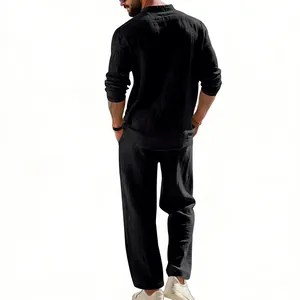 Herren-Freizeitset aus schwarzem Leinen mit Henley-Hemd und gerader Hose, Rückansicht.