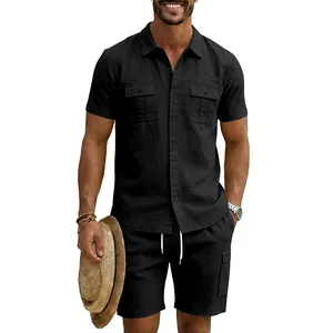 Dettaglio completo casual da uomo in lino nero con camicia a maniche corte e pantaloncini.