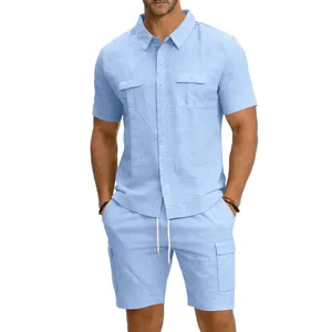 Dettaglio del set casual in lino celeste da uomo con camicia cargo e pantaloncini abbinati