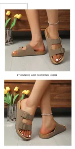 Détail de sandales kaki à double boucle sur mannequin dans un décor de style vie