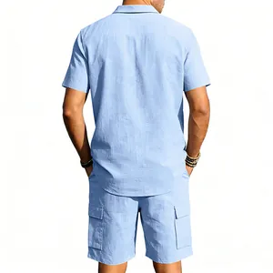 Vista posteriore di un set casual in lino celeste con camicia e pantaloncini cargo.