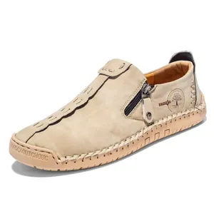 Vista lateral de mocasines de cuero beige para hombre hechos a mano con cremallera.