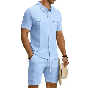 Completo casual in lino celeste da uomo con camicia a maniche corte e pantaloncini.