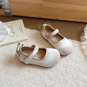 Eleganti scarpe Mary Jane rosa scintillanti per bambina con bordo dorato e fiocco chic