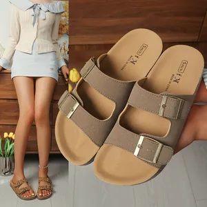 Gros plan de sandales à double boucle kaki et mannequin portant un style léopard chic