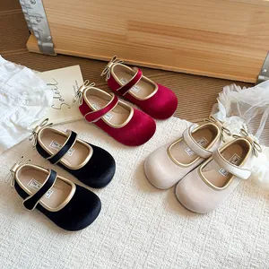 Scarpe Mary Jane in velluto per bambine in rosso, nero e beige con fiocco e finiture dorate
