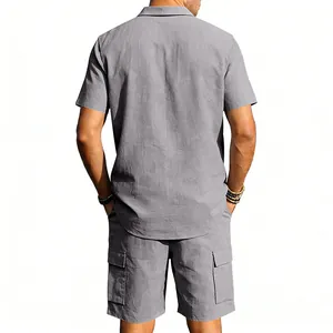 Vista posteriore del completo casual da uomo in lino grigio con camicia e pantaloncini cargo