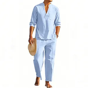 Hellblaues Leinen-Henley-Hemd und weite gerade Hose für Herren im Urlaubsstil.