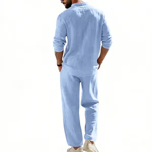Rückansicht eines blauen Leinen-Freizeitsets für Herren mit Hemd und gerader Hose