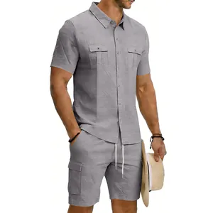 Dettaglio del set casual in lino grigio con camicia cargo e pantaloncini multi-tasca.