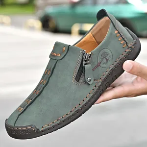 Mocasines informales para hombre con detalles cosidos a mano y cremallera lateral verde bosque