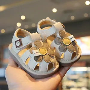 Cute white toddler sandals with flower decoration and soft soles for baby girls' summer