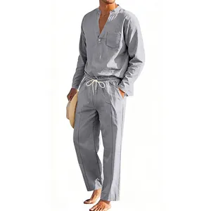 Vollansicht des grauen Leinen-Sets für Herren mit Henley-Ausschnitt und lockerer Passform.