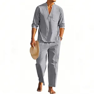 Lässiges graues Leinen-Set mit langärmligem Henley-Oberteil und einer langen Hose.