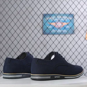 Détail des chaussures Brogue en daim bleu marine avec des perforations bout golf