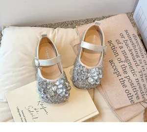Vue détaillée de chaussures Mary Jane élégantes pour filles avec strass brillants