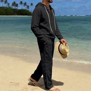 Detail des schwarzen Leinen-Strandsets für Herren mit Kapuzen-Henley-Shirt und lockerer Hose