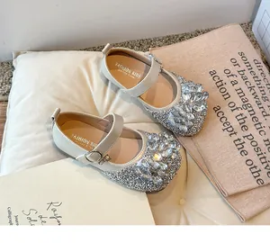 Vue détaillée de chaussures Mary Jane crème pour enfants avec des accents de strass