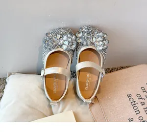 Vue de dessus de chaussures de princesse blanches pour filles avec strass brillants