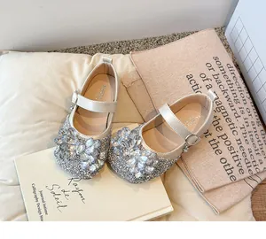 Chaussures princesse Mary Jane élégantes pour filles avec décorations en strass.