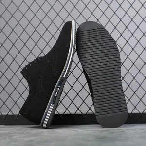 Détail du profil et de la semelle des chaussures richelieus en daim noir pour hommes chic
