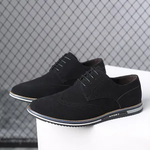 Détail de chaussures Brogue noires en daim pour hommes avec perforations