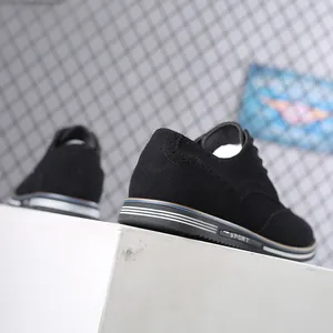 Vue arrière détaillée de chaussures Brogue noires pour hommes avec semelle de sport.
