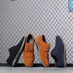 Gros plan sur les différents coloris de chaussures richelieus pour hommes en daim