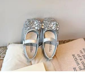 Gros plan sur les détails en strass argentés des chaussures de princesse pour fillettes