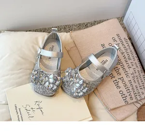 Vue détaillée de chaussures de princesse argentées scintillantes avec strass pour filles