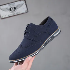 Gros plan sur une chaussure richelieu en daim bleu marine avec détails de dentelle