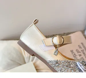 Vue détaillée des chaussures de princesse dorées pour filles avec strass étincelants