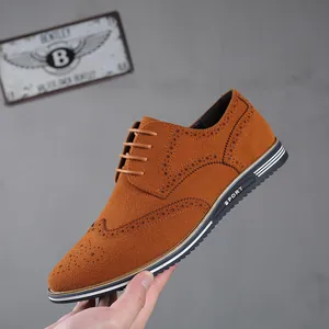 Gros plan de chaussures richelieu en daim marron pour homme avec détails élégants