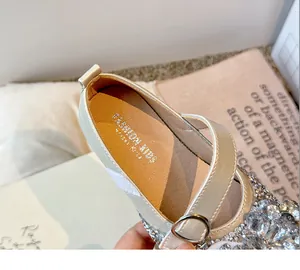 Détail de l'embellissement en strass et de la bride Velcro sur chaussures pour filles