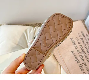Gros plan de la semelle souple de mocassin pour fille avec motif antidérapant, taille 27