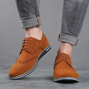 Vue détaillée des chaussures Brogue en daim marron pour hommes avec perforations classiques