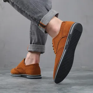 Vue détaillée de chaussures Brogue en daim marron avec gravure et semelle texturée