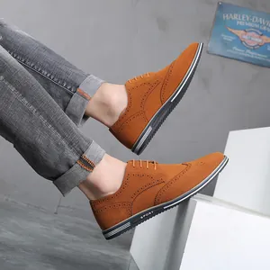 Gros plan de chaussures Brogue pour hommes en daim marron avec un design à lacets style anglais