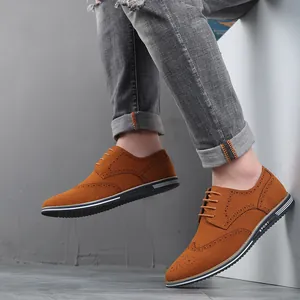 Vue détaillée de chaussures Brogue en daim marron pour hommes avec motif perforé