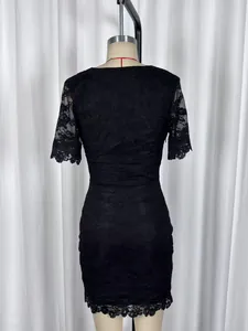 Vista posteriore dettagliata di un sexy vestito a tubino in pizzo nero su un manichino