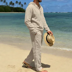Beiges Herren-Freizeitset aus Leinen mit Kapuzen-Langarmshirt und passender Hose für den Strand