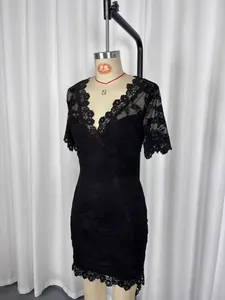 Abito longuette nero in pizzo con scollo a V e silhouette sottile ed elegante.