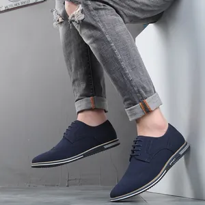 Gros plan de chaussures richelieu bleu marine pour hommes avec détails de lacets